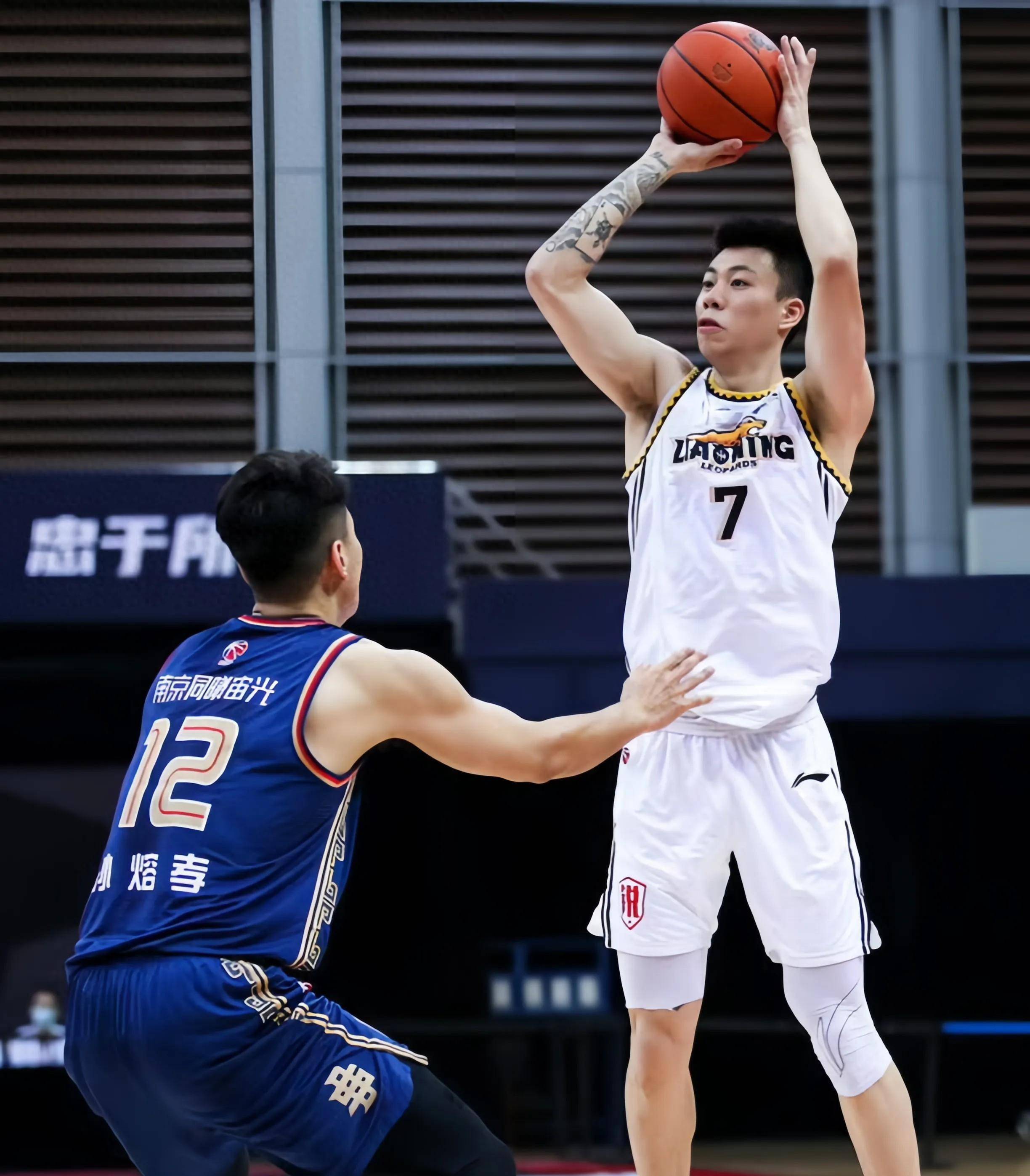 开云APP-上海队鏖战独行侠，张镇麟高光表现